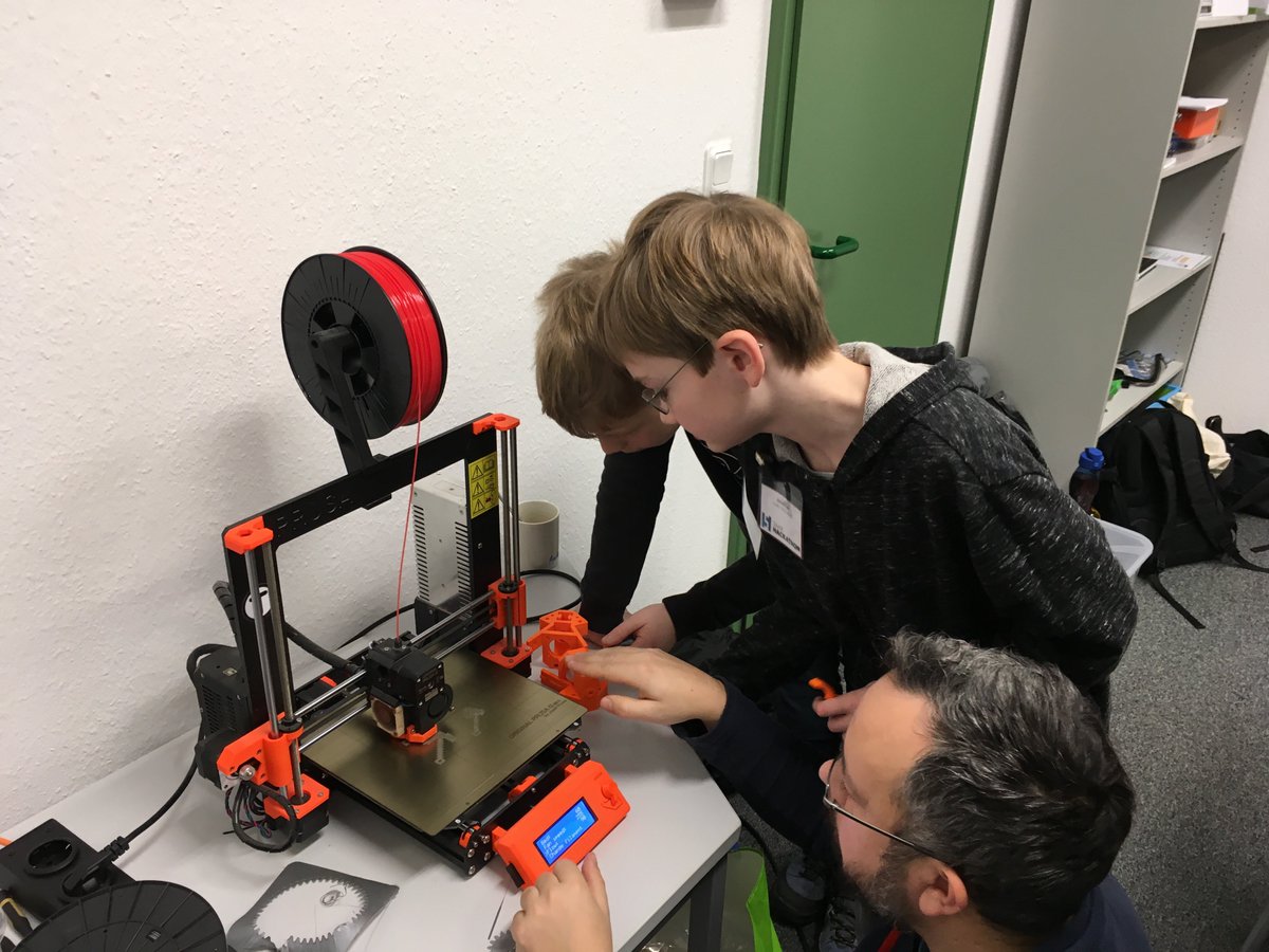 coderdojo_saar's tweet photo. Wir sind schon den ganzen Tag sehr fleissig: Drohne programmieren,  3D-Druck, #Minecraft Flatworld Generator. #Git #Github #CSS #HTML #Javascript #Prusa #ParrotMambo
Sehr beeindruckend für einen Tag Arbeit. 👍💻🤖🏆 #SaarHackathon #JuniorHackathon #MachenStattMeckern #LearnToCode https://t.co/FtUBdEPdtt