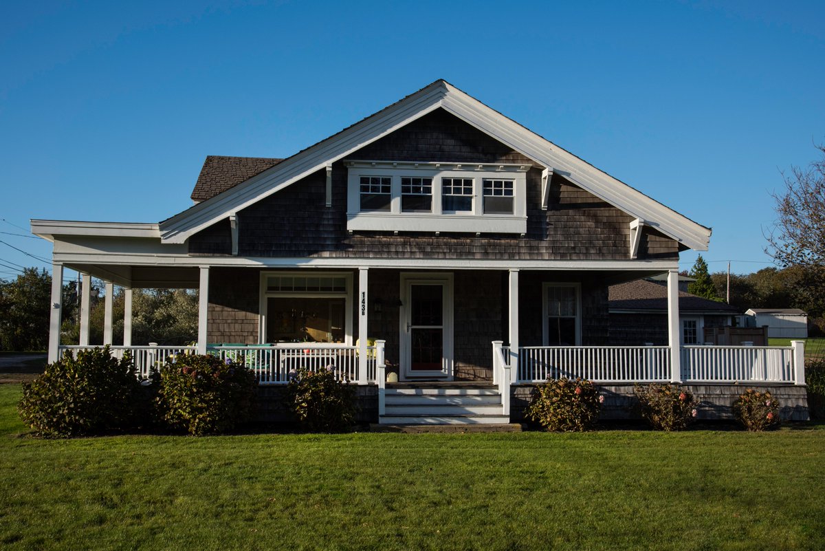 SauleHouse's tweet photo. There is only one Sakonnet Point! Withstanding the test of time, Saule is a  6B bungalow built in 1905 and a must for families! Beaches and sunsets nearby! Sleeps 10. Booking now for 2019! https://t.co/xOtMV09zMs Property # 4711871 https://t.co/T0c6VFTQvC