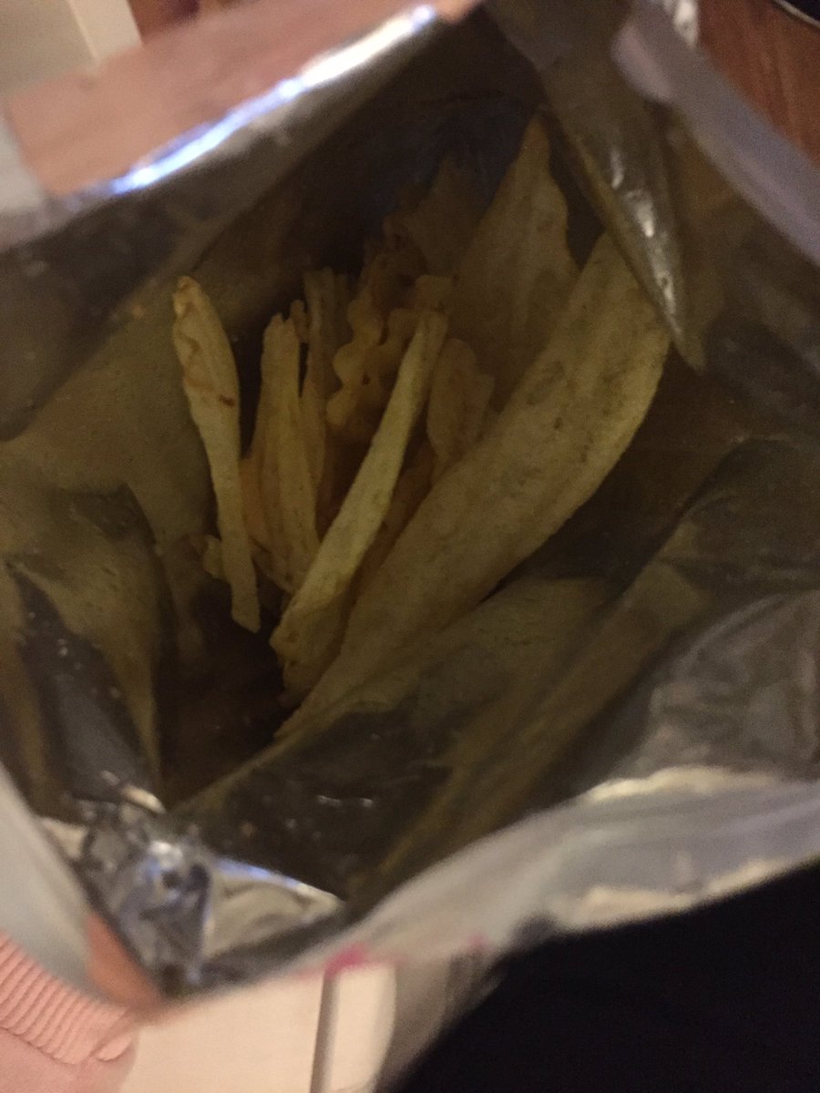 AccountRobyns's tweet image. That’s well bad don’t get a lot chips in a bags of chips these day... I’m stocked about this 😡😡@walkers_crisps