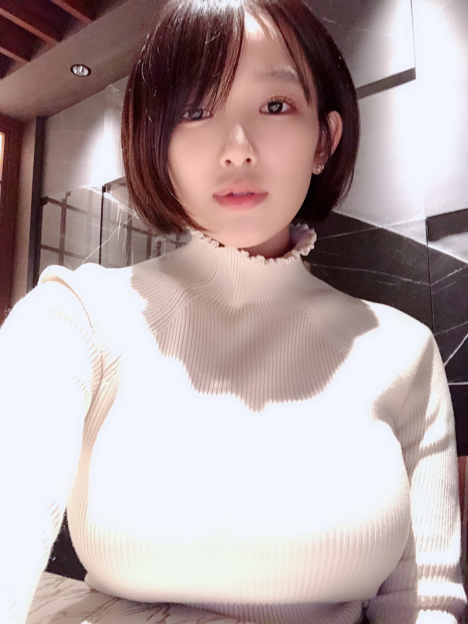 顔出し　着衣巨乳  / X