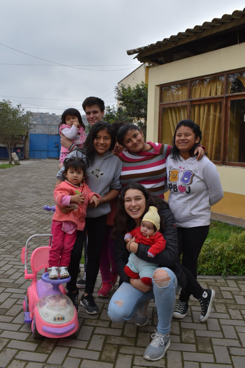 VillaVidaFDR's tweet photo. ¡Hola a todos! Villa Vida es un club de servicio fundado por estudiantes del Colegio Roosevelt en Lima, Perú. Visitamos un hogar de madres adolescentes en Villa María del Triunfo. Ayudamos a las madres enfocándonos en fomentar la confianza entre nuestro club y el grupo de madres. https://t.co/uzmcLZZ6mj