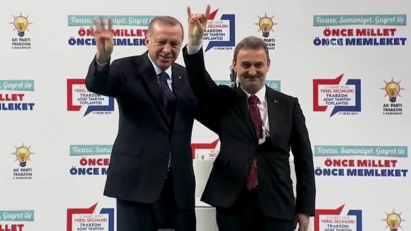 MUSTAFA_ALP07's tweet photo. #Cumhur #İtifakı;
"#Trabzon #Şalpazarı ilçesinde #Cumhur #İttifakı adına aday olan #MHP'li #Refik #Kurukız,dün Cumhurbaşkanı;Sayın:#Recep #Tayyip #Erdoğan'ın yanına çıktığında sahnede bozkurt yaptı,#Racep #Tayyip #Erdoğan da rabiayla eşlik etti."!
"#ANTALYAMIZ #HAZIR..."!
🙏👏🙏 https://t.co/mknEKiGrMX