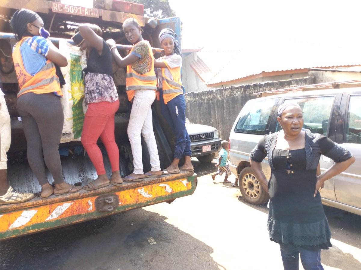 AndreDramou1's tweet photo. @domani_dore @Malado2203 @sow_billy @SADEN_GN @APIP_Guinee @LesLocal @USAIDGuinea @AfDB_Group Nous sommes des jeunes femmes et hommes nous luttons contre les ordures dans rues nous avons besoin du soutien financière et matériel s https://t.co/hORh5DC5c0