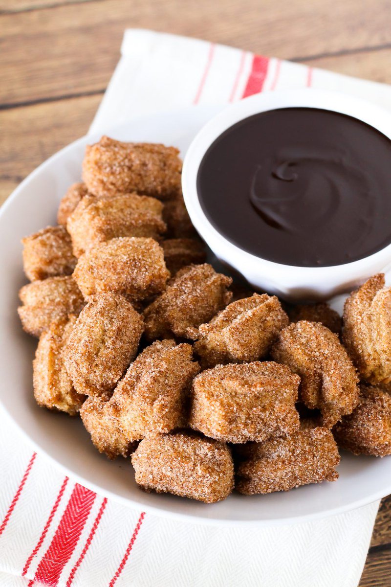 #glutenfree #vegan churro bites with chocolate sauce. it’s impossible to dip just one of these bite-size churros! buff.ly/2WeJaQa