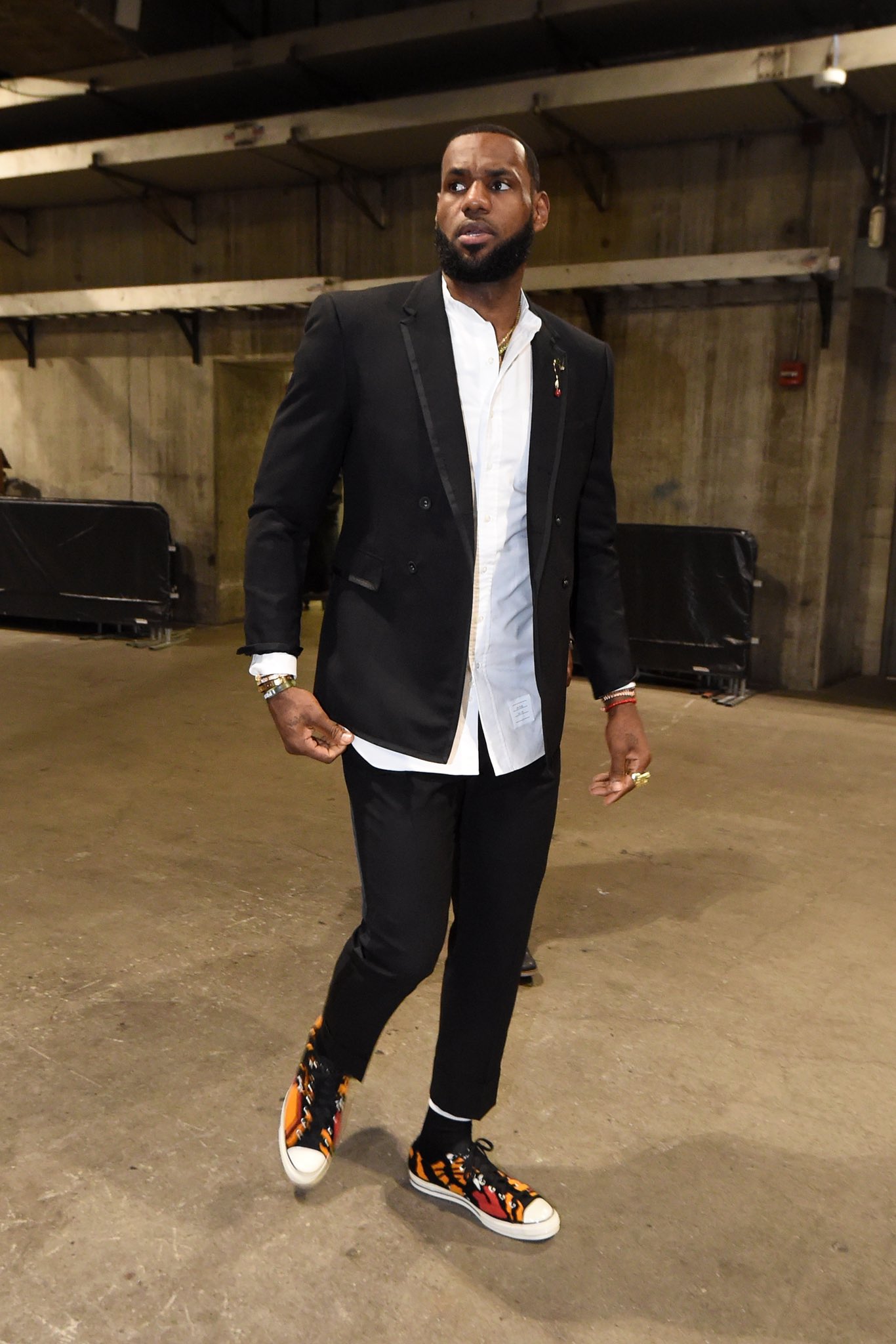 B R Kicks on X KingJames pulling out the UNDEFEATEDinc x Converse Chuck 70 Ox in Los Angeles. https t mpYNm07MvH X