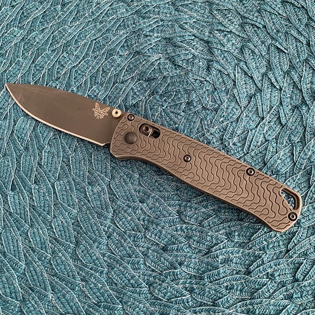 ActionClose's tweet image. My brother recently went back to work in England which makes me the lucky recipient of his edc @benchmadeknifecompany Bugout knife with @rockscaledesign scales. What do you carry day to day? #benchmade #bugout #edc #knife bit.ly/2RUGx7A