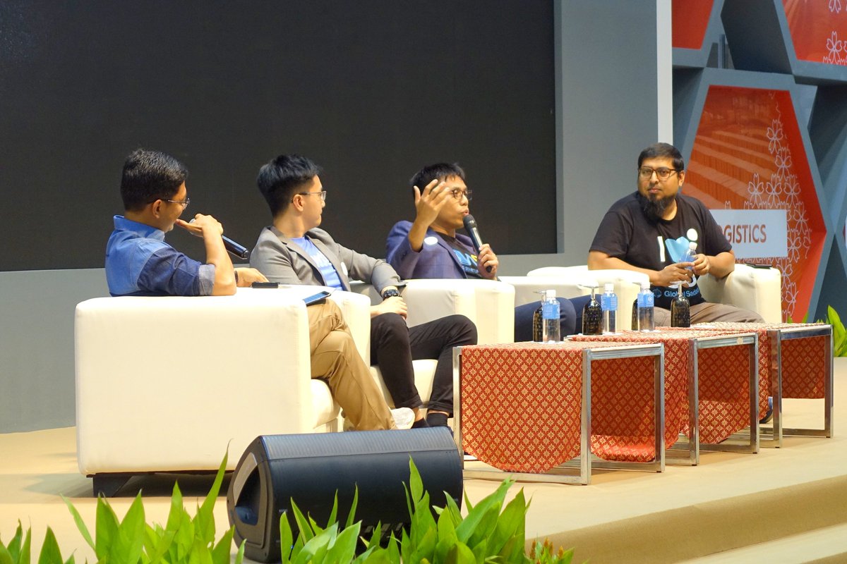 WSF_startup's tweet photo. WSF is proud to take part in a no holds barred session at the Malaysia Halal Expo 2019 , represented by Mr. Fazil Irwan Som, WSF Regional Director, alongside amazing panelists Umar Munshi, Travis Lim and Syahrul Nizar Yahya
#letsmakeithappen #wsfhub #wsflab #worldstartupfestival https://t.co/o0JMjaF06m