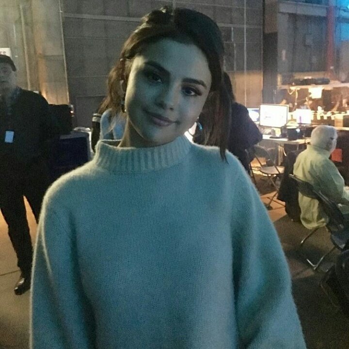 loftyselena's tweet photo. no entiendo cómo pueden odiar a este ser de luz https://t.co/YZ3AYYQbnb
