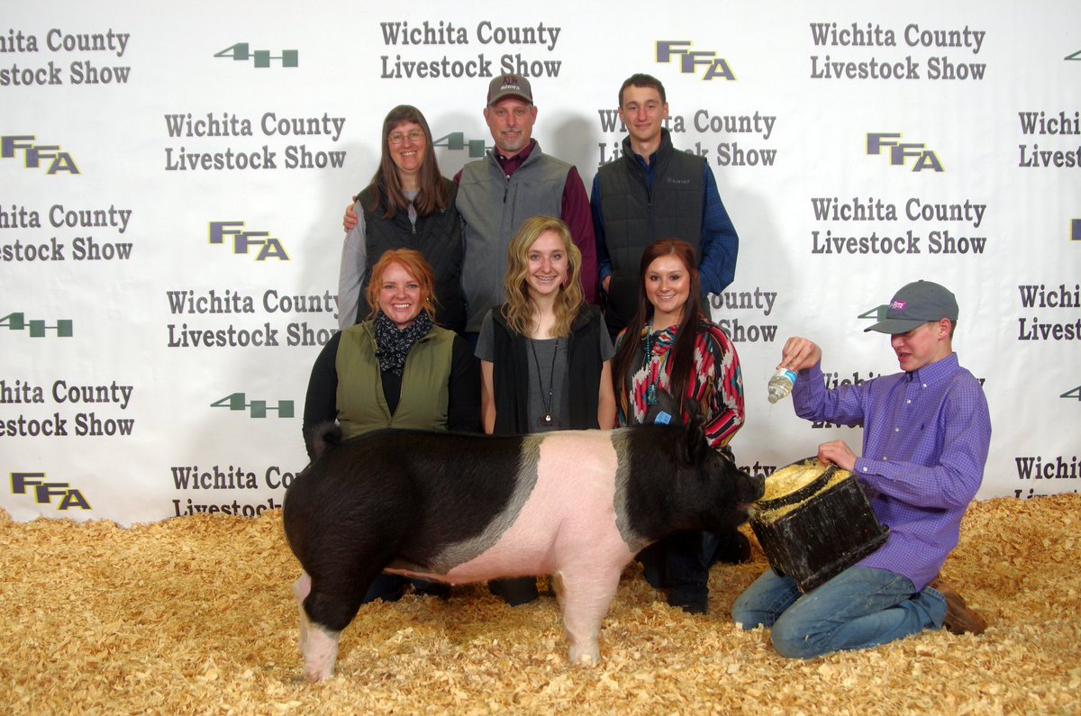 BreeKeese's tweet image. Ugh I can't wait to take these pretty girls to Fort Worth and Kerville😍 #bannerchasin