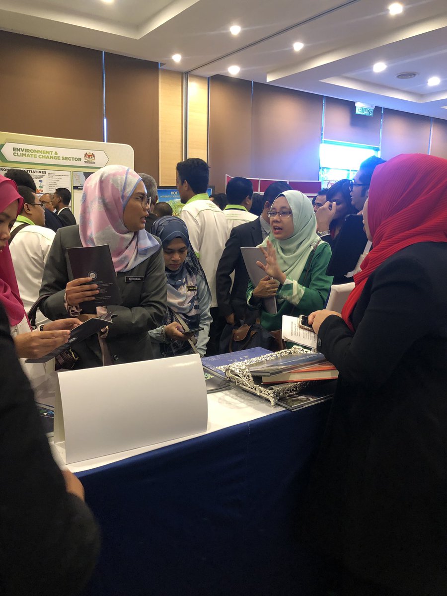 SEDAMalaysia's tweet photo. Pameran bersempena dengan program #MESTECC2019 dimeriahkan lagi dengan kehadiran para pengunjung yang begitu ramai daripada pelbagai latar belakang yang berbeza. Turut hadir menyerikan booth SEDA, YB Puan Yeo Bee Yin, Menteri MESTECC. https://t.co/kXUSgy6irm