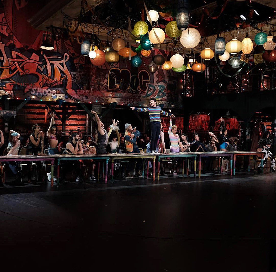 What a way to celebrate! 😭 for #JonathanLarson and ❤️🧡💛💚💙💜 #seasonoflove #rentmusical #broadway