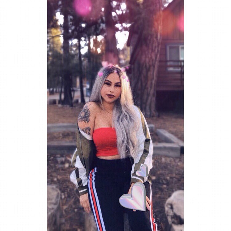 apruuulx_'s tweet image. Baby you dropped a bomb on me 🎶 || #sundayfunday #awkwardhand