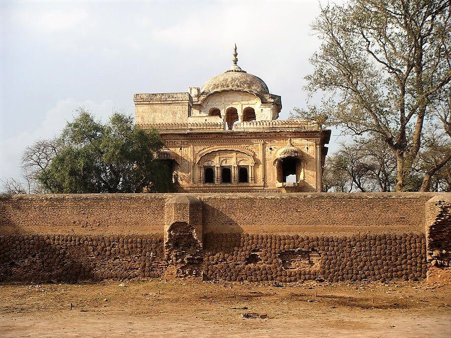 Bhai Banno Vali BirhIn 1604 Guru Arjan Sahib completed the compilation and the dictation of Sri Aad Granth Sahib to Bhai Gurdas the scribe. Guru Sahib then sent Bhai Banno to Lahore to have the Pothi Sahib bound.