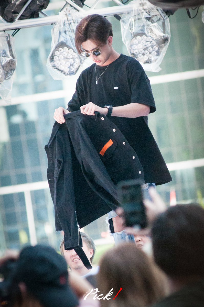 giveme2pick's tweet photo. [Pic] 2019.01.24 เป็นสเต็ปการใส่เสื้อที่กระชากใจมากกกกกก ㅠㅠ 💓💓💓
💕 @perthppe 
#รอยยิ้มของชูครีม
#PerthTanapon 
#LovebyCathyDoll https://t.co/jBiUw9bzeu