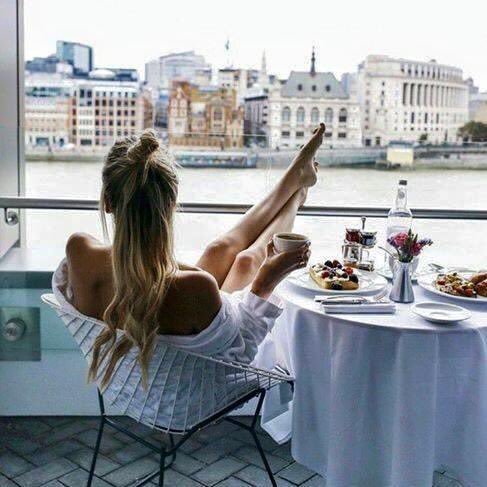 صباح الخير أيها البعيد 
الذى يسرق نصف عقلي و انا أفكر فيه 
ونصف يومي وأنا أنتظر رسالته 
وكل قلبي وانا احبه  💖