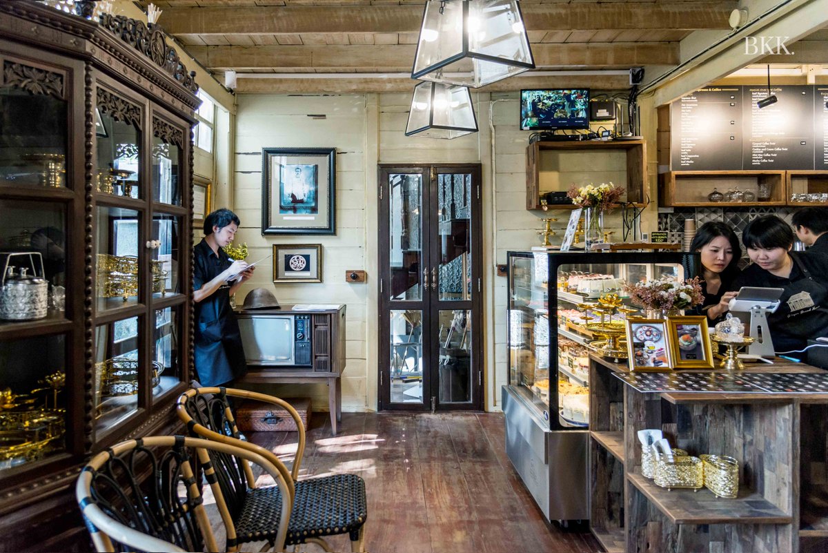 สัมผัสความโบราณที่ยังคงความคลาสสิกกันที่ บ้านขนมปังขิง เสาชิงช้า คาเฟ่กึ่งพิพิธภัณฑ์ในบ้านไม้เก่าอายุกว่าร้อยปีบ้านขนมปังขิง
ซอยหลังโบสถ์พราหมณ์ เสาชิงช้า
เปิดอังคาร - อาทิตย์ 11.00 - 20.00 น.
09-7229-7021