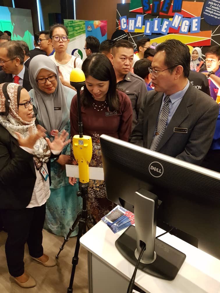 NuklearMalaysia's tweet photo. Menteri dan Timbalan Menteri @MyMESTECC mengunjungi booth @NuklearMalaysia sempena  Program MESTECC 2019 : Kuasai. Laksana. Ungguli. (Own It. Do It. Ace It) hari ini. https://t.co/tjcxFTBFyI