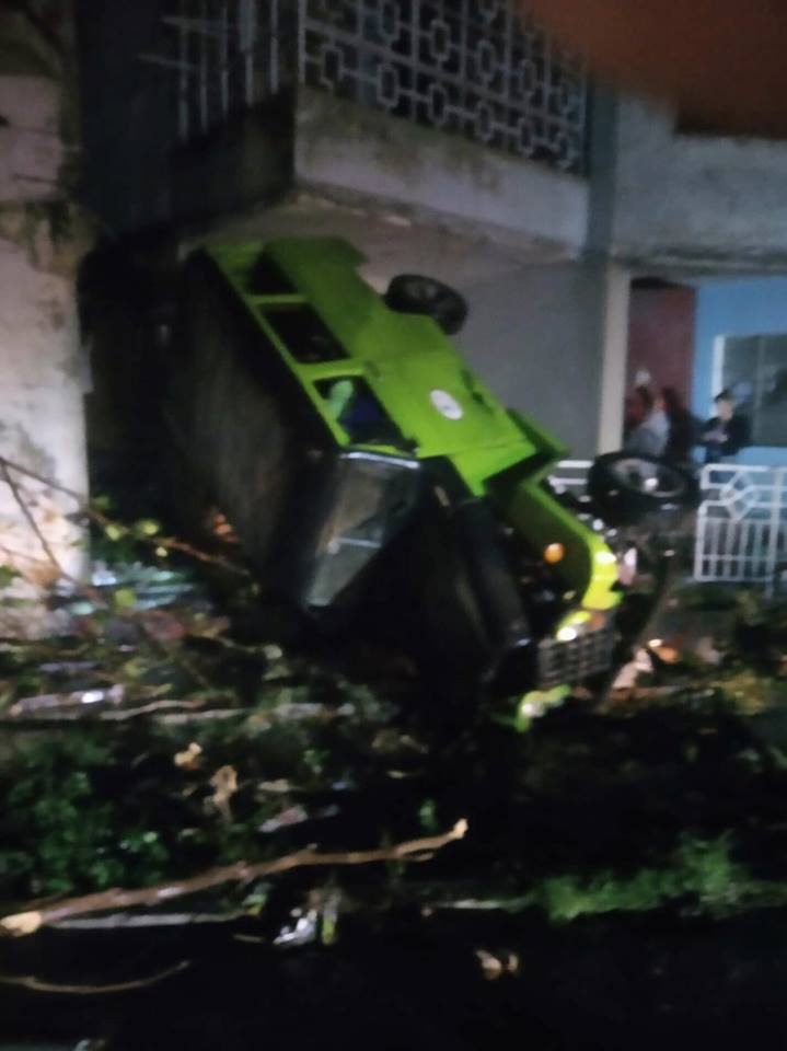 RadioRelojCuba's tweet photo. Las imágenes del fenómeno #meteorológico que azotó a la capital #cubana evidencian parcialmente la magnitud de los daños, según se puede observar en las fotos publicadas por los internautas en las redes sociales. https://t.co/CU2NjDXDDA