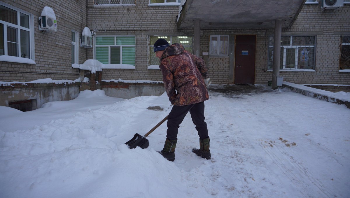 Все выходные хозяйственный отдел больницы боролся с последствиями сильнейшего снегопада. Проблем с подъездом машин «скорой» к стационару и травмпункту не допущено, пациенты и посетители могут беспрепятственно перемещаться по территории. Всем огромное спасибо!