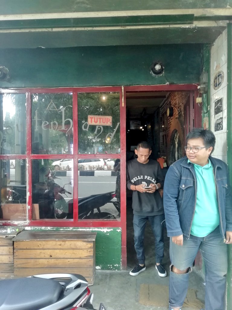 TERAHIR KITA BERSIH",TERAHIR KITA DISINI, TERAHIR KITA HABISKAN STOK BEER MALAM NANTI,. JNGN LUPA BAYAR,WALAU KITA KUKUT DISINI,. SAMPEI JUMPA DI LAIN TEMPAT KAWAN,. <a href="/houtenhand/">have a good night! 🌙</a>