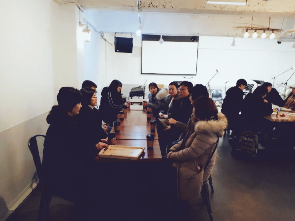 #성남시 #수정구보건소
오늘 점심시간에는 수정구보건소 임병영 과장님과 감염병팀 직원들과의 간담회가 열렸습니다. 직원들과의 소통을 위해 노력하시는 과장님 덕분에 감염병 직원들 모두 훈훈한 오후를 보냈습니다.