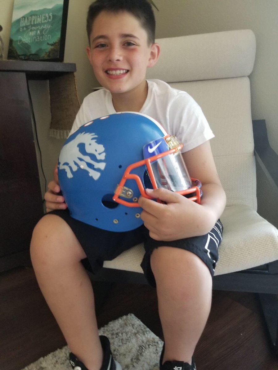 MileCustoms's tweet image. The first football helmet I made and the beginning of something that changed my life for the better. I gave it to my buddy Xavier who has taught me a lot about perseverance and overcoming adversity as he’s battling melanoma. This was the start of my business and his collection!!!