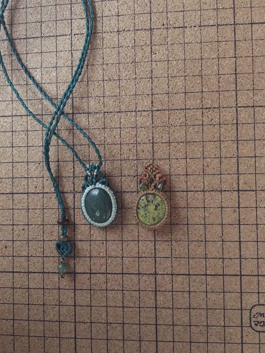 花桃 ドラゴンアイ 個性的な石なので色を合わせるのが難しい なんとか形にしましたが 紐までたどり着きませんでした またやり直すことになりそうです 左はなんの冒険心も無し