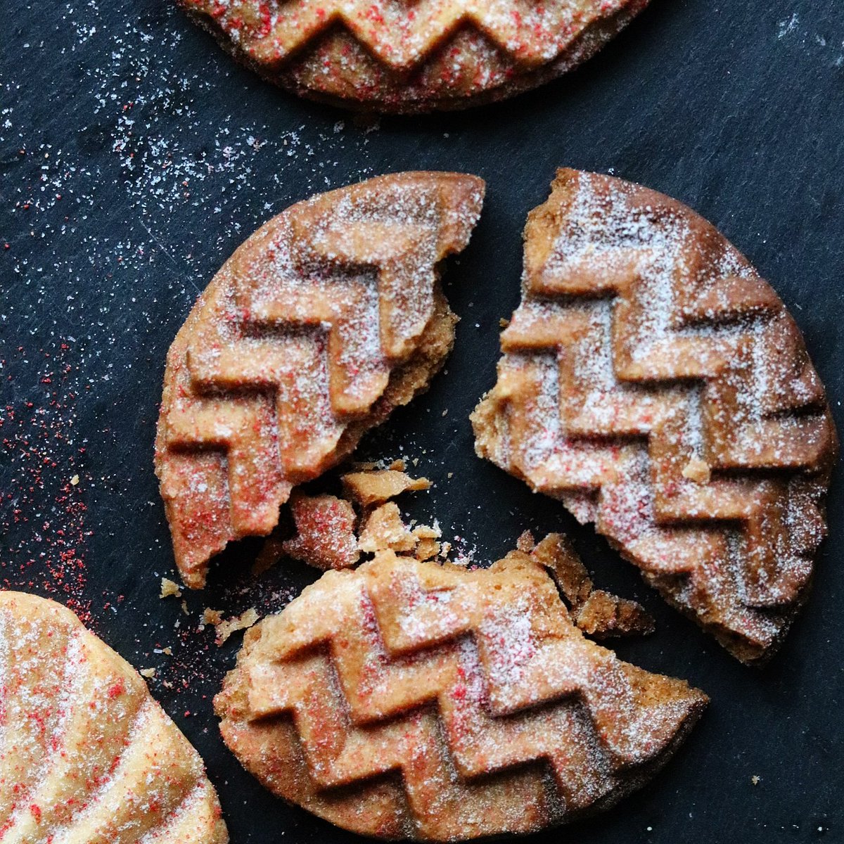 Gemomoge 味わいリッチな焼き菓子レシピ على تويتر 米粉クッキー 焼けました 卵なし バターなし 薄力粉なしで仕上げてます 薄くしっかりこんがり焼いてかりかりおせんべい感覚でどうぞ レシピはこちら バターなし卵なし米粉クッキー T Co