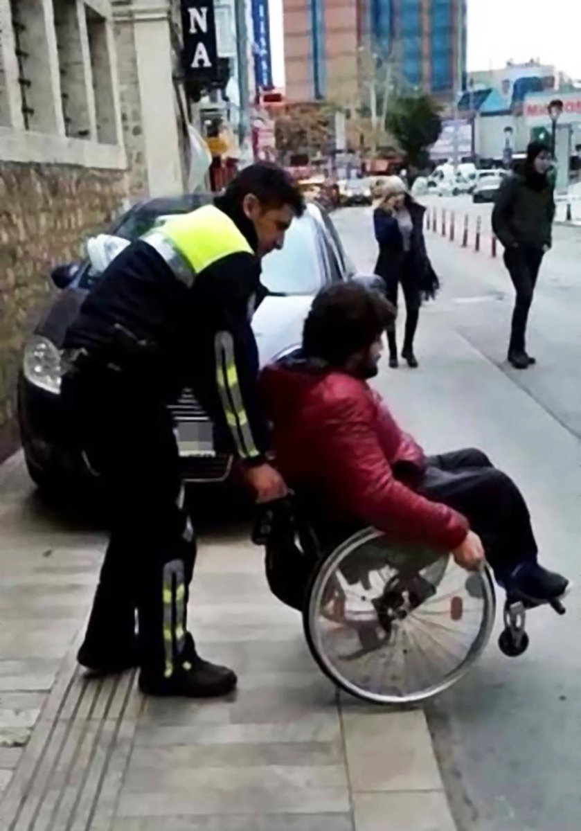 Şefkat Kokar Ellerimiz;
Antalya’da kaldırıma park etmiş bir aracın engelli bir vatandaşımızı zor durumda bıraktığını gören Polis memurumuz, engelli vatandaşımızın tekerlekli sandalyesini iterek yoluna devam etmesini sağladı, araç sürücüsüne de cezai işlem uyguladı. #polisşefkati