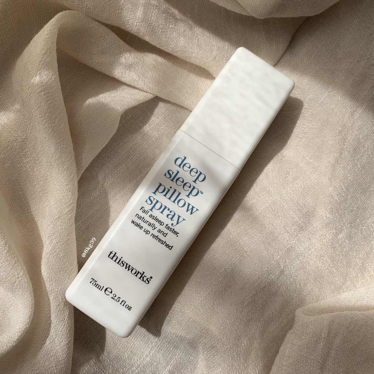 8kg39's tweet photo. 𝒕𝒉𝒊𝒔𝒘𝒐𝒓𝒌 : deep sleep pillow spray 🎟

ตัวช่วยเวลาอยากนอนหลับสนิท บางทีเครียดๆน้องเค้าช่วยได้มาก เป็นสเปรย์ใช้ฉีดหมอน กลิ่นจะเป็นลาเวนเดอร์เข้มๆหน่อย แล้วก็ให้ความรู้สึกสบายผ่อนคลาย แล้วก็สดชื่นด้วย ซื้อมาจากที่ sephora ขวดที่ 2 แล้ว 🖤

#ไว้รีวิวห้ามขายของโว้ยย https://t.co/xw4XZcHcSP