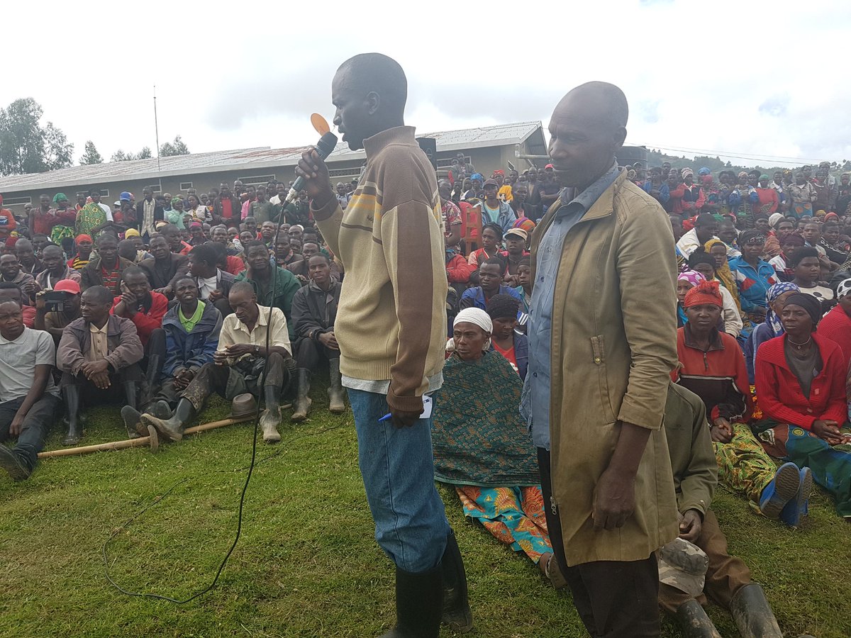 RwandaParliamnt's tweet photo. #RwandaSenate :Abaturage b'umurenge wa #Mulinga bahawe bahawe umwanya batanga ibitekerezo ndetse babaza n'ibibazo byabo.
Bavuga ko bafite ikibazo cy'itumanaho kubera kutabona iminara ihagije,basaba ko bakorerwa ubuvugizi.#Rwanda https://t.co/LhMuHhdH1o