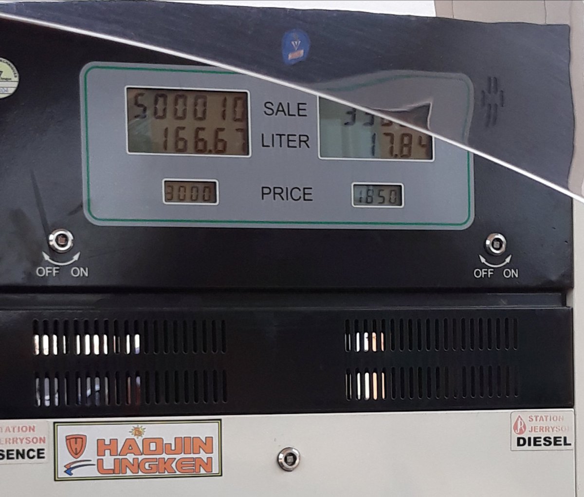 MartialMukeba's tweet photo. #RDC:Ce samedi dans les villes de #Beni et #Butembo le litre d'#essence à la pompe est vendu à #3000FC au lieu de #1700FC il ya deux jours. La cause de cette situation n'est pas connue mais on parle d'une rupture de stock de l'essence dans ces deux villes du #NordKivu🇨🇩 https://t.co/mpEXxqYGcw