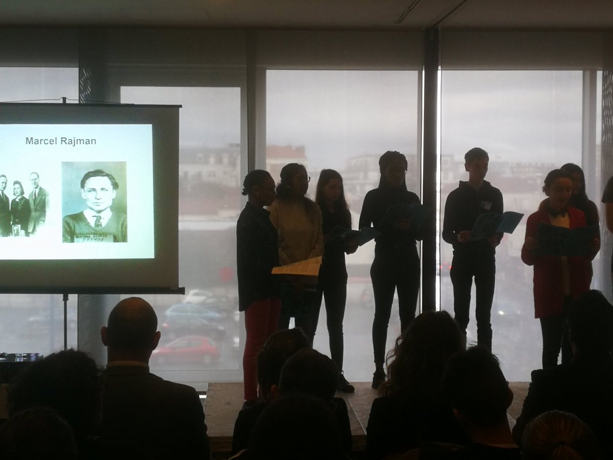 Hauts_Lieux_IDF's tweet photo. En direct du seminaire des #ambassadeursmemoire de la #Shoah. Hommage aux #Resistants et aux otages juifs et communistes fusillés omme #otages au Mont-Valerien, notamment internés au camp de #Drancy.
Délégation du #MontValérien, lycée Curie de @Nanterre
@Prefet92 @EducationFrance https://t.co/0jlsxDY3rL