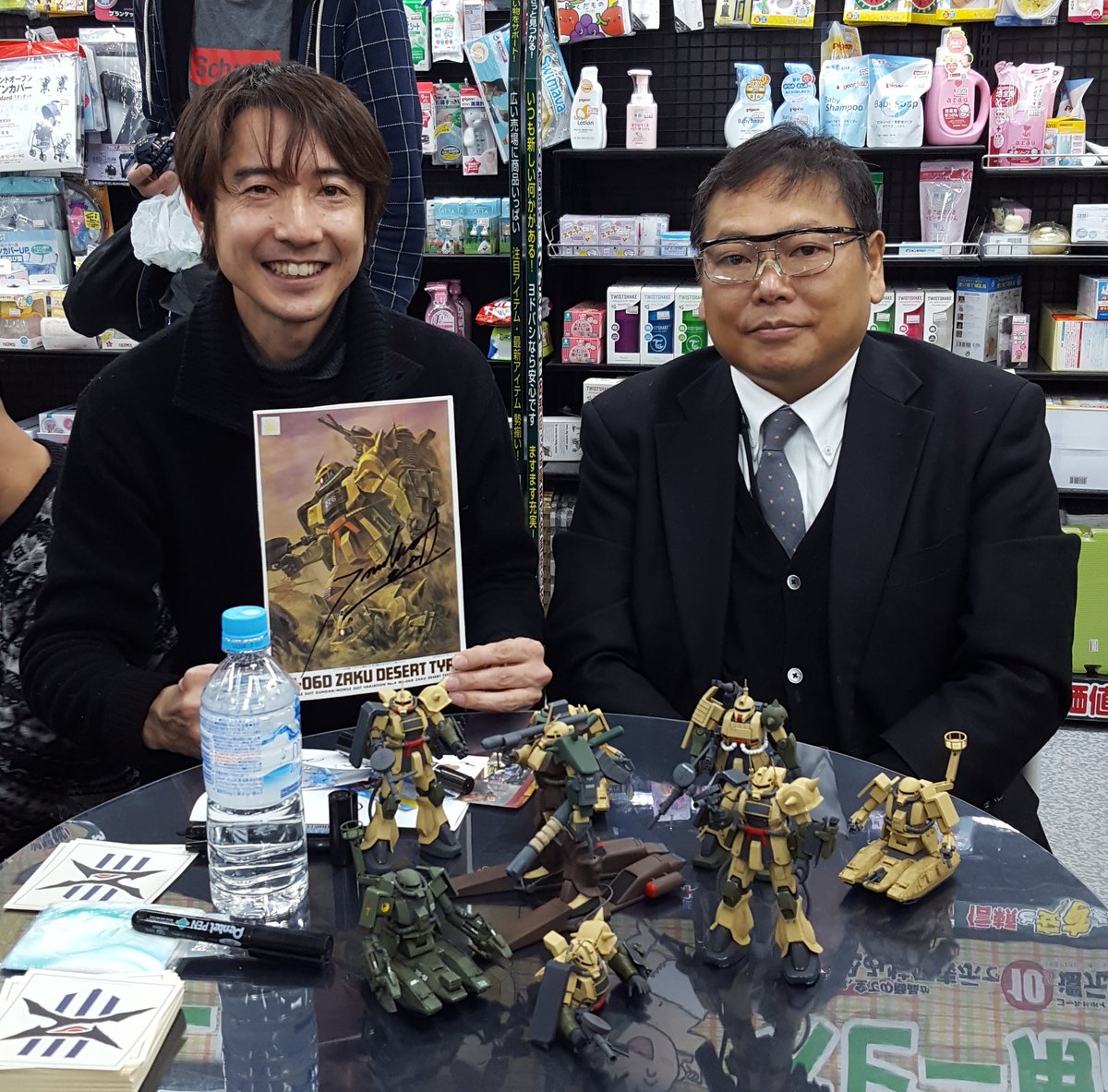 Twitter 上的 あっちゃん スギモト中尉 小田雅弘さんのサイン会 大好きなデザートザクのボックスアートにサインいただきました ガンダムデイズ 小田雅弘 T Co Gnjl7zeaqj Twitter