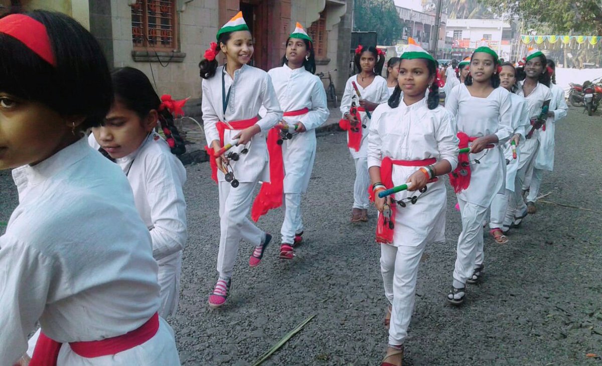 gawande_poonam's tweet photo. #RepublicDay2019 #मराठी #शिक्षकभरती 

🏫ओढ शाळेची🏫
#प्रजासत्ताक_दिन लोकशाहीच्या उद्घोषाचा दिवस..नेहमीच शाळेतील दिवसांचीही आठवण करून देतो. झेंडावंदन, भारत मातेचा जयघोषात ती प्रभातफेरी
@TawdeVinod
१/n

(फोटो - केंद्रिय कन्या शाळा, दत्तवाड, शिरोळ कोल्हापूर👇) https://t.co/R523Lcd2me