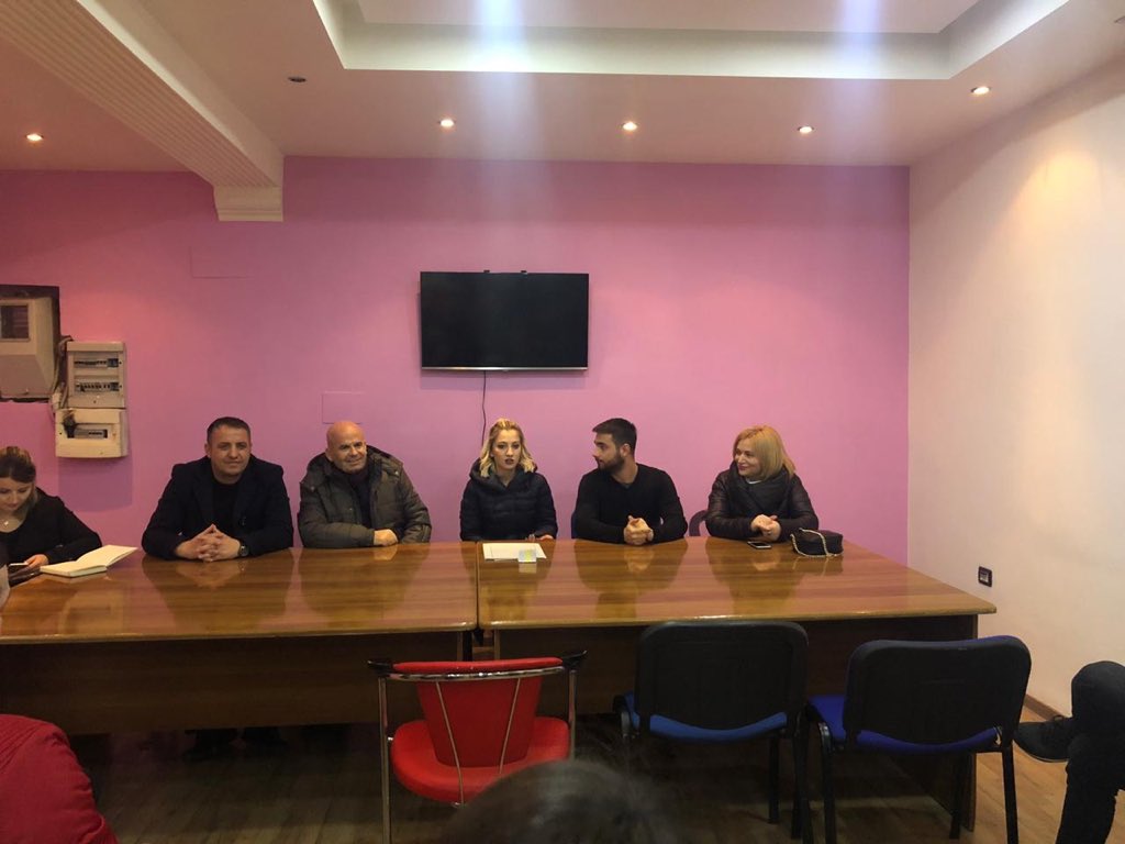 glindxhet_madhi's tweet photo. Tjetër ritëm nga njësia 4 💪 
Me suportin e deputetit Sadri Abazi,Filin,energjinë e Liri Qoshit dhe Fjoralbën zhvilluam mbledhjen e Asamblesë së FRES Nj.4.
Lidhja e tyre e drejtpërdrejte me komunitetin duke shfaqur mënyra të ndryshme për afrimin e me shume te rinjve ne forum. https://t.co/zrdiWQd5Ca