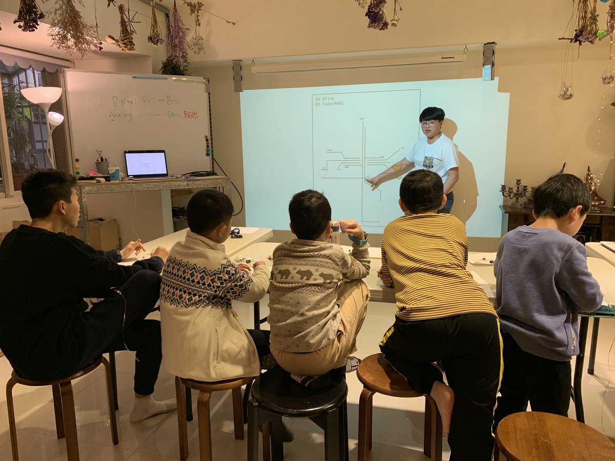 After using @chibitronics, kids start using #attiny85 to learn #papercircuit and #MCU.