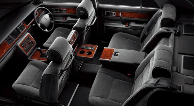 好き勝手に車を語るアカウント トヨタ センチュリー 2代目 初代そっくりな2代目 とは言え中身は大幅に進化 専用のv12エンジンは片バンク故障しても走行可能 車としての出来栄えは工芸品の域であり 静粛性や乗り心地も一級品 日本の誇る日本車