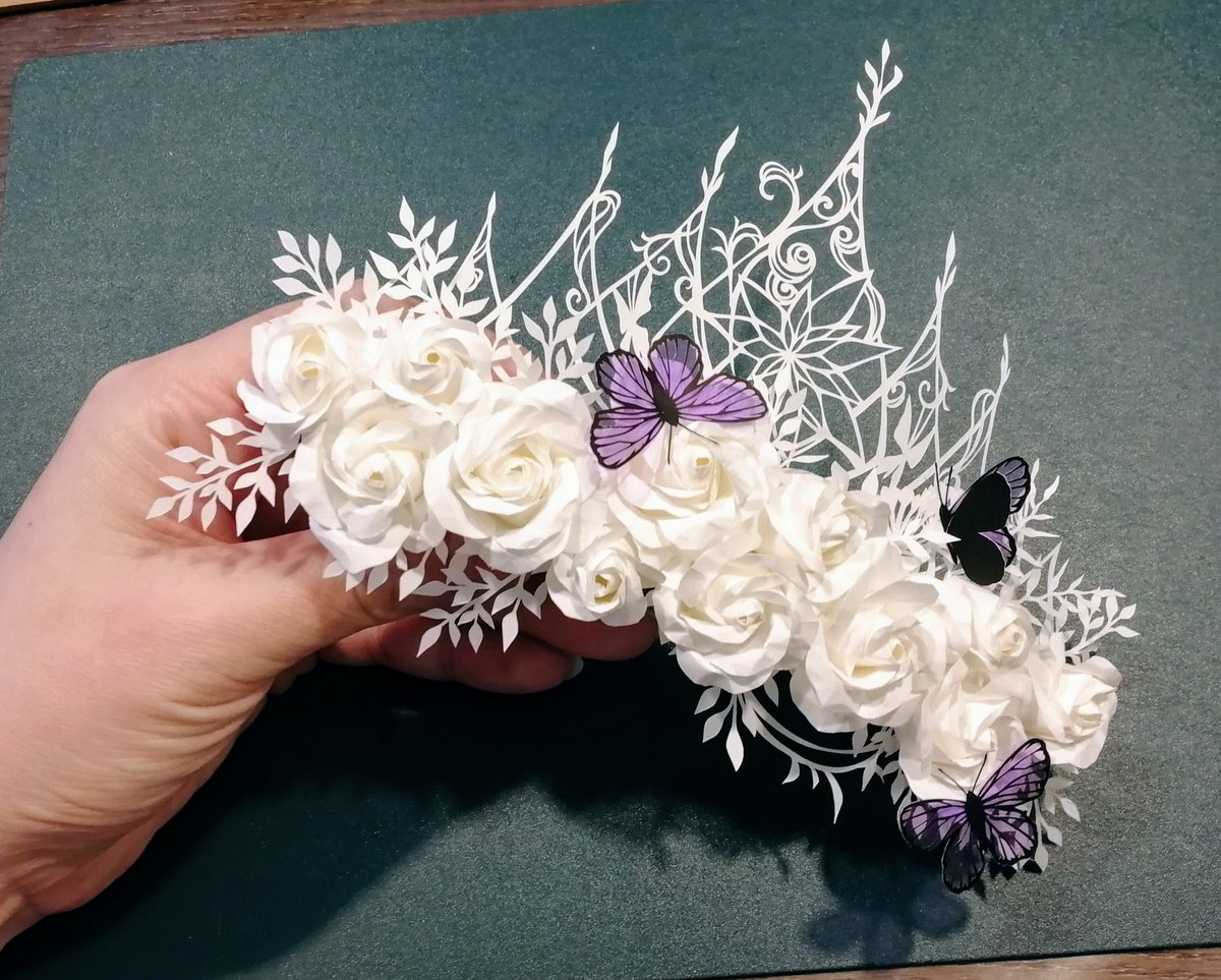 まさきや 真咲屋 花冠と蝶 薔薇の花をあしらったティアラに蝶が集まってきました 素材は全て紙です
