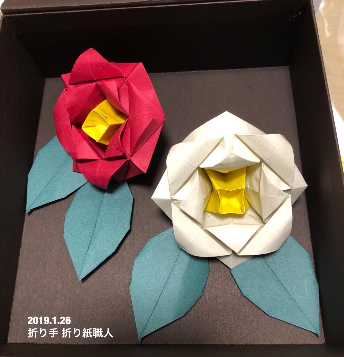折り紙職人 On Twitter 山口真さんの 1年中楽しめる花の折り紙 より 椿 を折りました Camellia Makoto Yamaguchi タント紙使用 本の見本と同じように赤と白の椿にしました 人に贈ったら必ず喜ばれる素晴らしい作品ですね 折り紙作品 1年中