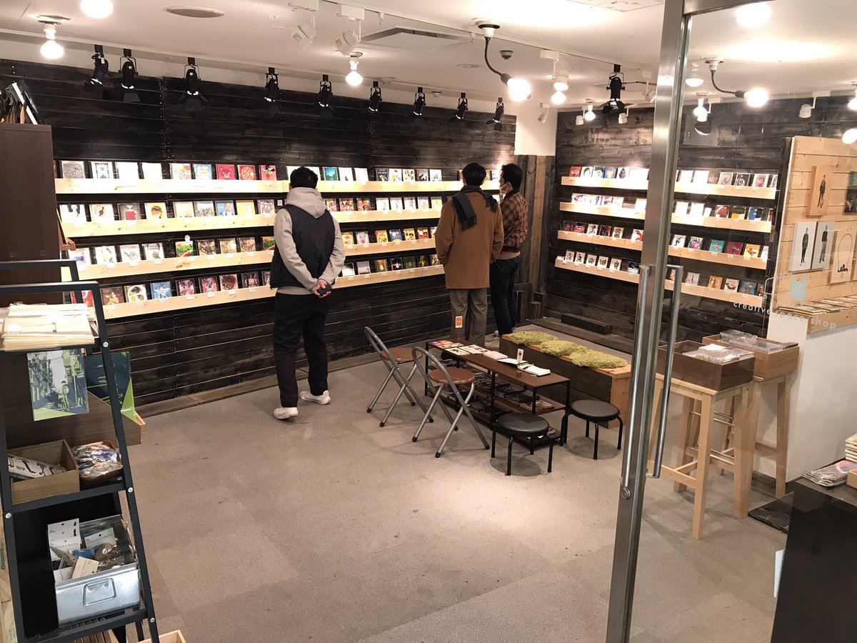 ARTLabOMM's tweet image. 本日も始まりましたSQUAREPACK vol.13。40名のクリエイターが制作した200点の作品たちがお待ちしております。
 明日27日で終了となります！
artlabomm.com
#squarepack #group #exhibition  #イラスト #illustration  #キャラクタ #character  #デザイン #design  #アート  #art  #artlab