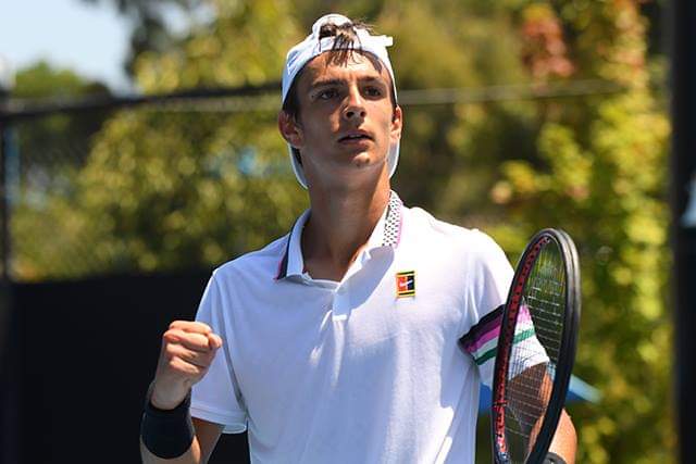 federtennis's tweet photo. 🇮🇹 STRAORDINARIO Lorenzo! 💙 

#Musetti è il CAMPIONE degli #AusOpen Junior Championships 2019: 4-6 6-2 7-6(12) allo statunitense Emilio Nava! 🏆

RT per il primo azzurrino nella storia a vincere a Melbourne! #stayFIT #tennis https://t.co/WXmid7GCH9