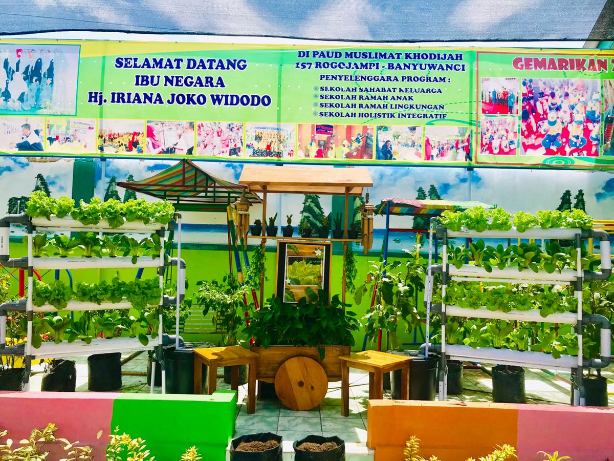 bwangiberkebun's tweet photo. Tim Dekorasi kita @IDberkebun @dpubmcktr_bwi @rnc_py @zulfy_py ikut menyambut Ibu Presiden @jokowi di @banyuwangi_kab @AzwarAnas_A3 https://t.co/JT3CKK7yLz