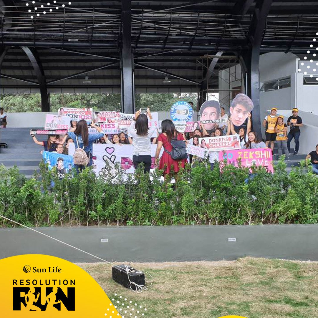 SunLifePH's tweet photo. We're in awe at how the fans of  @donnypangilinan &amp; @KissesDelavin__ give support to their love team. 🥰
#SunLifeResolutionRun #Sunpiology2019 https://t.co/OdxHEeIa42