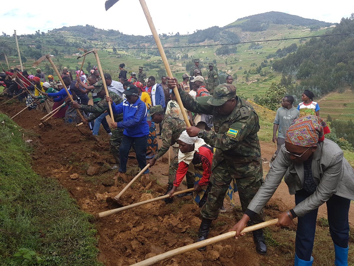 RwandaParliamnt's tweet photo. Abasenateri Kazarwa Gertrude, Mukasine Marie Claire na Bizimana Evariste bifatanyije n'abaturage b'umurenge wa #Mulinga @NyabihuDistrict @RwandaWest mu muganda usoza ukwezi kwa mbere 2019.Aba basenateri bari gufatanya n'abaturage gusibura imiferege ku muhanda wa Mwiyanike #Rwanda https://t.co/HYQKO12gpe