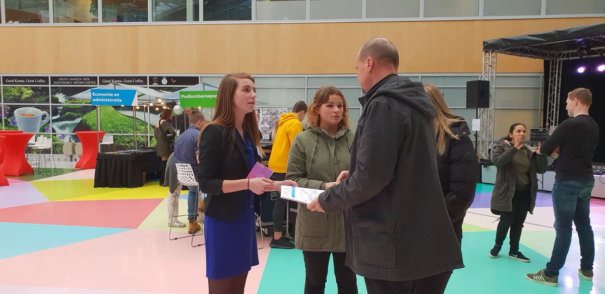 VirginieKlunder's tweet photo. Tijdens de #opendagen @rocvantwente worden de studentes  #Management Assistant beoordeeld op het ontvangen van bezoekers als onderdeel van de opleiding. Ook vandaag van 10.00 tot 14.00 staan ze voor #gastvrijheid. https://t.co/8WYUTSSU2K