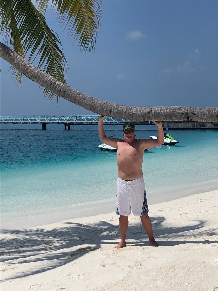 smithmd59's tweet image. It’s Flex Friday in the Maldives too!⁦@coachfeld⁩ #FlexFriday #GoDucks