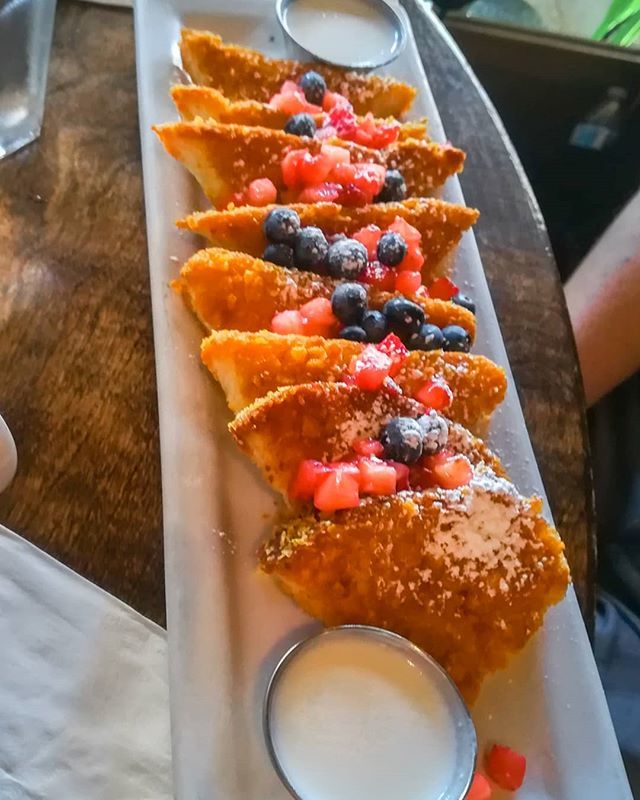 michis_cakery's tweet photo. While I was in Los Angeles I came across a really nice breakfast place! The name of it is blu jam cafe! And their french toast is heavenly! 
#dessert #homemade #sweetsoftheworld #sweets #la #blujamcafe #frenchtoast #dessertlovers #breakfast #losangeles #… https://t.co/6VgRNIFSRA https://t.co/e5Uj95CNwz