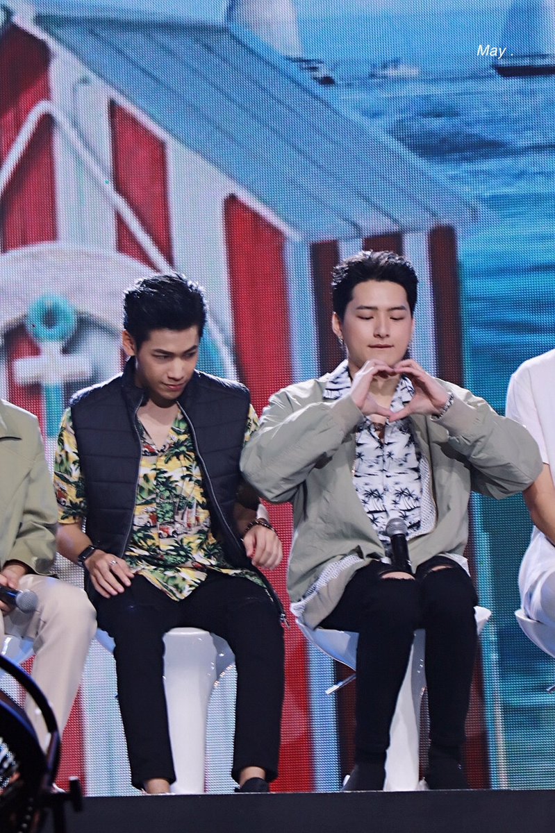 20190126 in YILOVEYOU💕
Who is this for？P’Sing is looking at you .😳
#YILoveYou2019 
#KristPerawat 
#SingtoPrachaya 
#ทีมพีรญา
#teamperaya
<a href="/kristtps/">คุณพี⛅💛</a>  <a href="/stjinx_maya/">ในโซเชียลฉันเป็นทุกอย่างที่ไม่ใช่ศิลปิน.</a>