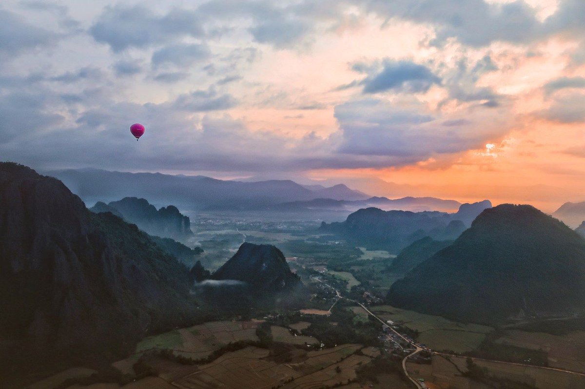 Planning a trip to #Laos? You should 100000% consider ticking #hotairballooning off your #bucketlist in #VangVieng 🎈🇱🇦 

buff.ly/2WdYfBN

#travelblogger #travel #bloggerstribe @FmaleTrvlBlogrs @laostour @lovingblogs